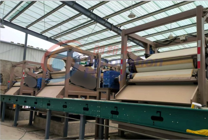 河南某大型牧場(chǎng)三臺(tái)牛糞壓濾機(jī)安裝投產(chǎn)現(xiàn)場(chǎng)