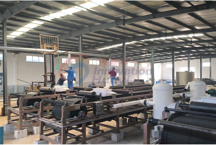 山東某硫酸鉀脫水項(xiàng)目三臺(tái)帶式真空過(guò)濾機(jī)安裝現(xiàn)場(chǎng)