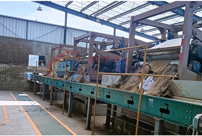 平頂山三臺(tái)1.5m牛糞帶式壓濾機(jī)運(yùn)行現(xiàn)場(chǎng)